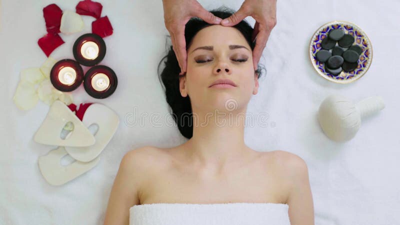 Mujer que consigue masaje facial en balneario tropical