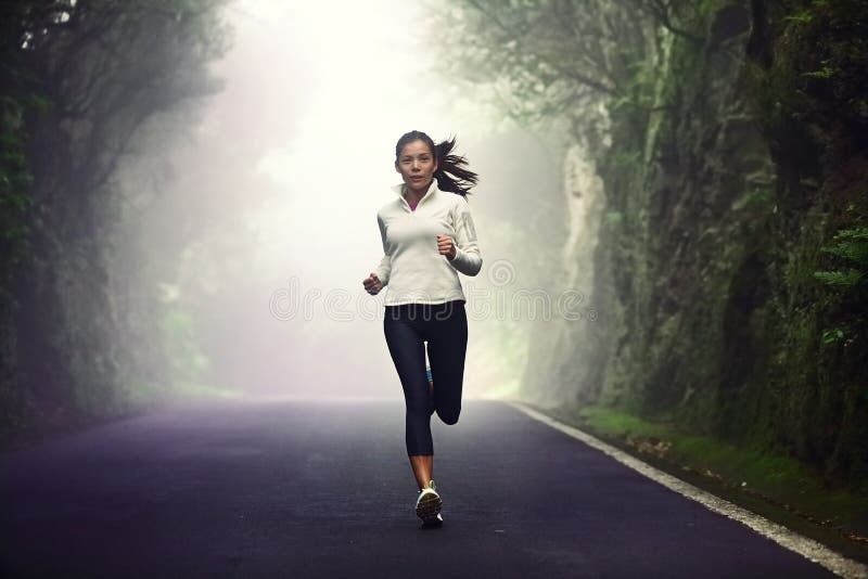 Zapatillas Deportivas - Mujer Que Ata El Primer De Los Cordones De Zapato  De Foto de archivo - Imagen de atleta, activo: 53774764