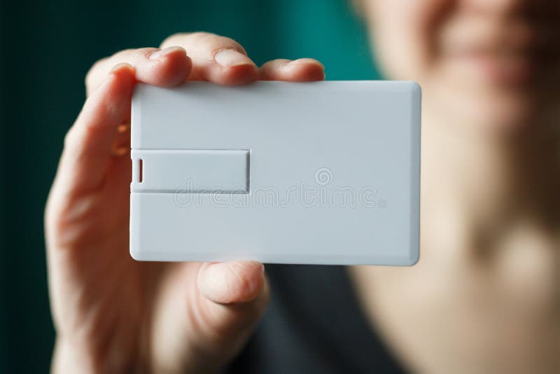 Mujer que detiene mofa de destello de la plantilla de la tarjeta de visita del usb, papel en blanco de documento de identidad par fotografía de archivo Mujer que detiene mofa de destello de la plantilla de la tarjeta de visita del usb, papel en blanco de documento de identidad par fotografía de archivo