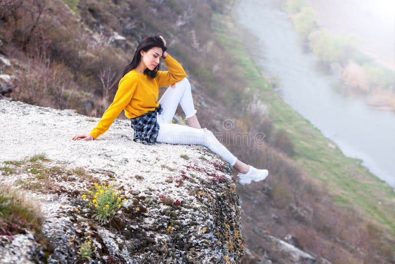 Mujer que disfruta de la naturaleza E Naturaleza Muchacha feliz de las hojas de ruta (traveler) fotografía de archivo libre de regalías Mujer que disfruta de la naturaleza E Naturaleza Muchacha feliz de las hojas de ruta (traveler) fotografía de archivo libre de regalías