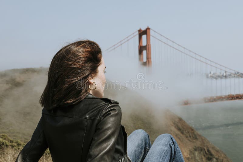 Mujer que disfruta de la vista de puente Golden Gate en San Francisco imagen de archivo libre de regalías Mujer que disfruta de la vista de puente Golden Gate en San Francisco imagen de archivo libre de regalías