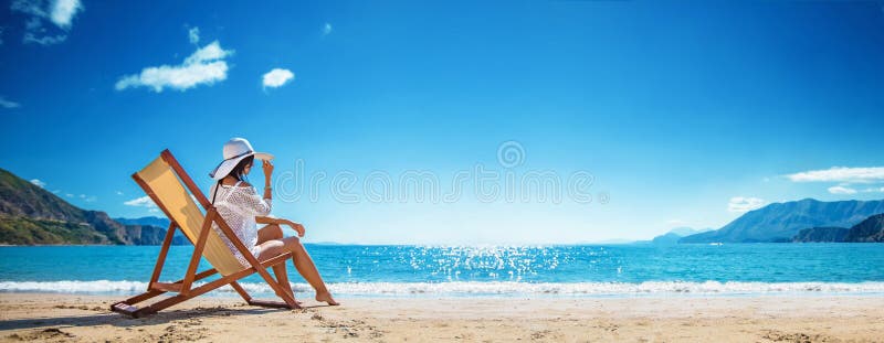 Mujer Que Disfruta De Tomar El Sol En La Playa Foto de archivo - Imagen