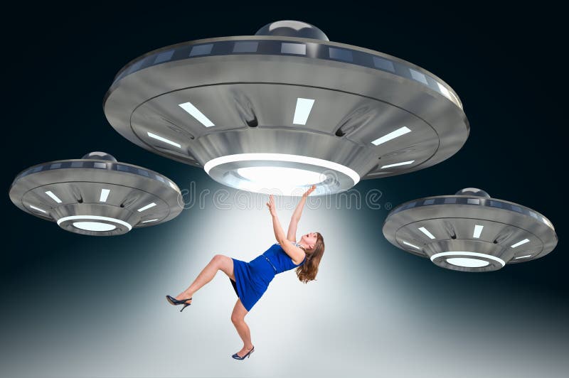 Mujer que es secuestrada por UFO - concepto extranjero de la abducción fotos de archivo Mujer que es secuestrada por UFO - concepto extranjero de la abducción fotos de archivo
