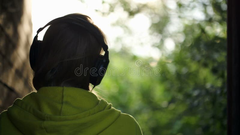 Mujer que escucha la música al aire libre