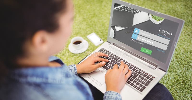 Mujer que firma para arriba en la página web usando el ordenador portátil imagenes de archivo Mujer que firma para arriba en la página web usando el ordenador portátil imagenes de archivo