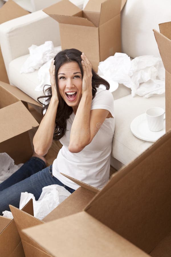 Mujer que grita desempaquetando los rectángulos que mueven la casa foto de archivo libre de regalías Mujer que grita desempaquetando los rectángulos que mueven la casa foto de archivo libre de regalías