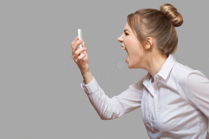 Mujer que grita en el teléfono fotos de archivo Mujer que grita en el teléfono fotos de archivo