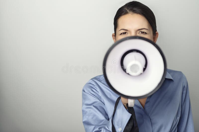 Mujer que habla sobre un megáfono imagen de archivo libre de regalías Mujer que habla sobre un megáfono imagen de archivo libre de regalías