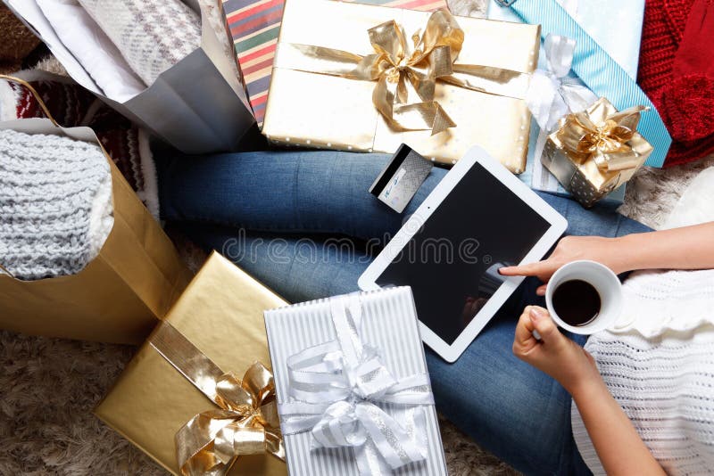 Mujer que hace compras en línea con un de la tarjeta de crédito fotos de archivo libres de regalías