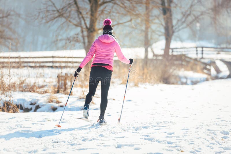 Mujer que hace el esquí del campo a través como deporte de invierno fotografía de archivo Mujer que hace el esquí del campo a través como deporte de invierno fotografía de archivo
