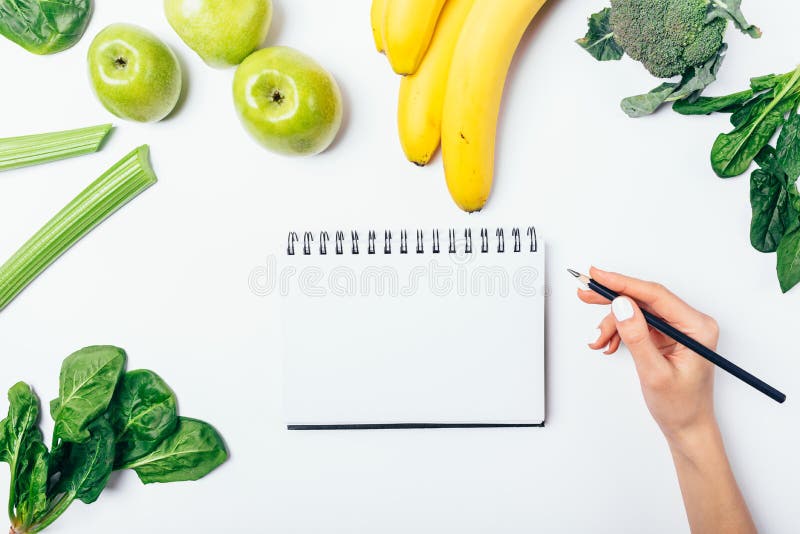 Mujer que hace el plan de la comida para la pérdida de peso foto de archivo libre de regalías Mujer que hace el plan de la comida para la pérdida de peso foto de archivo libre de regalías