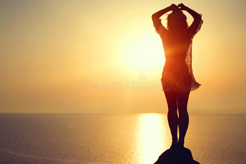 Mujer que hace la figura de la yoga en la playa en la puesta del sol fotos de archivo Mujer que hace la figura de la yoga en la playa en la puesta del sol fotos de archivo