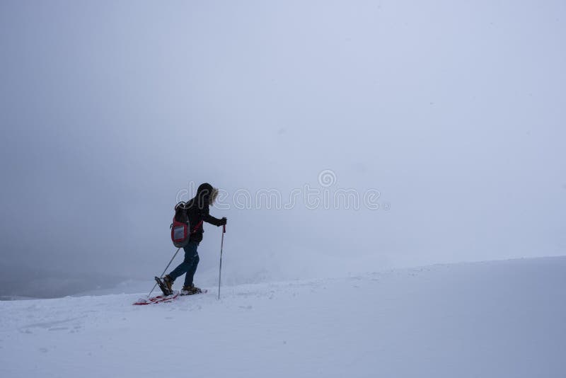 Mujer que hace los deportes, avances en las montañas en el medio de una gran nieve, Irati, los Pirineos imagenes de archivo Mujer que hace los deportes, avances en las montañas en el medio de una gran nieve, Irati, los Pirineos imagenes de archivo