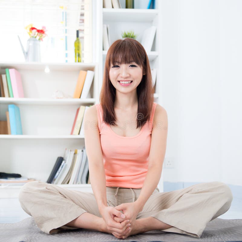 Mujer que hace yoga en el país imagen de archivo libre de regalías Mujer que hace yoga en el país imagen de archivo libre de regalías