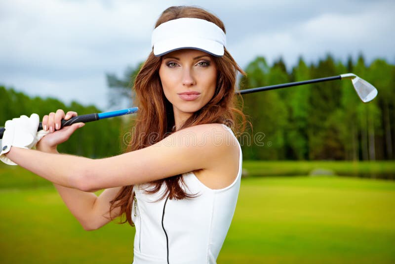 Mujer En Traje De Golf De Verano Con Estilo Caminando Con Bolsa De  Conductores En Un Hermoso Campo Verde Para El Juego De Foto Premium |  