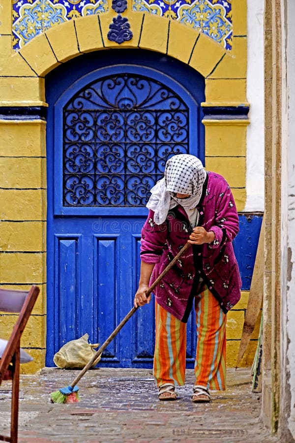 Mujer que limpia en el Medina de Essaouira imagen de archivo Mujer que limpia en el Medina de Essaouira imagen de archivo