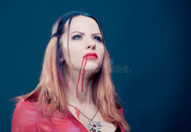 Mujer que lleva como baile del vampiro Víspera de Todos los Santos fotos de archivo Mujer que lleva como baile del vampiro Víspera de Todos los Santos fotos de archivo