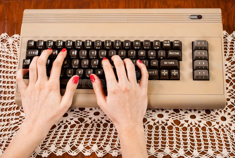 Mujer que mecanografía en el teclado de ordenador viejo fotos de archivo libres de regalías Mujer que mecanografía en el teclado de ordenador viejo fotos de archivo libres de regalías