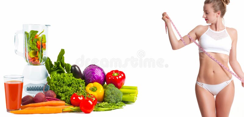 Mujer que mide su cuerpo con una cinta de la medida Concepto de la dieta, verduras frescas fotografía de archivo libre de regalías Mujer que mide su cuerpo con una cinta de la medida Concepto de la dieta, verduras frescas fotografía de archivo libre de regalías