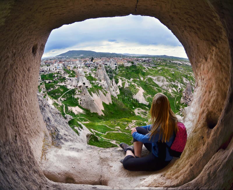 Mujer que mira en la distancia contra la perspectiva de incred fotografía de archivo libre de regalías Mujer que mira en la distancia contra la perspectiva de incred fotografía de archivo libre de regalías