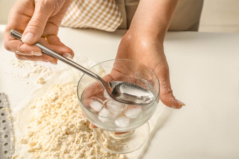 Mujer que prepara la pasta en la tabla ligera, primer fotos de archivo Mujer que prepara la pasta en la tabla ligera, primer fotos de archivo