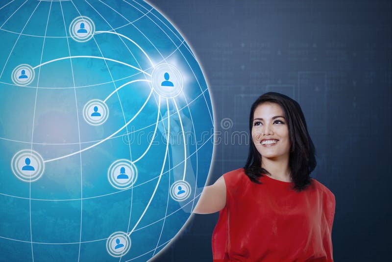 Mujer que presiona al social del icono en el globo fotos de archivo Mujer que presiona al social del icono en el globo fotos de archivo