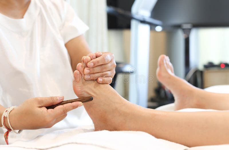 Mujer que recibe un masaje del pie del Reflexology fotos de archivo Mujer que recibe un masaje del pie del Reflexology fotos de archivo