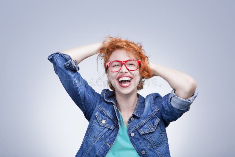Mujer que ríe con los ojos cerrados imagen de archivo libre de regalías Mujer que ríe con los ojos cerrados imagen de archivo libre de regalías