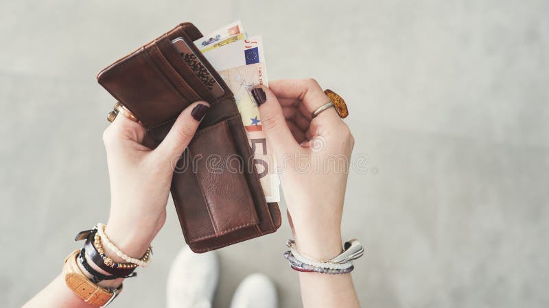 Mujer que saca el dinero euro de su opinión superior de la cartera del bolsillo fotos de archivo libres de regalías Mujer que saca el dinero euro de su opinión superior de la cartera del bolsillo fotos de archivo libres de regalías
