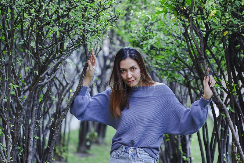 Mujer que se coloca bajo el árbol imagenes de archivo Mujer que se coloca bajo el árbol imagenes de archivo