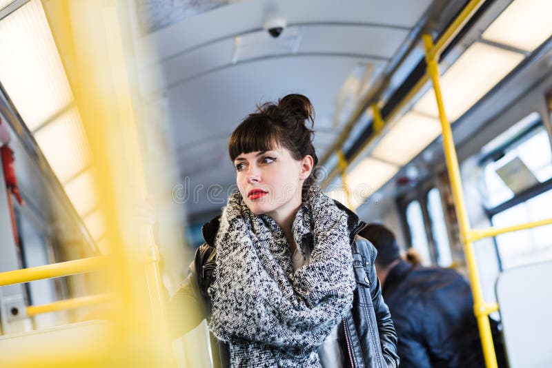 Mujer que se coloca en el transporte público foto de archivo libre de regalías Mujer que se coloca en el transporte público foto de archivo libre de regalías