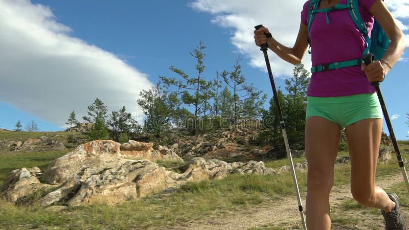 Mujer que se ejecuta en rastro de montaña