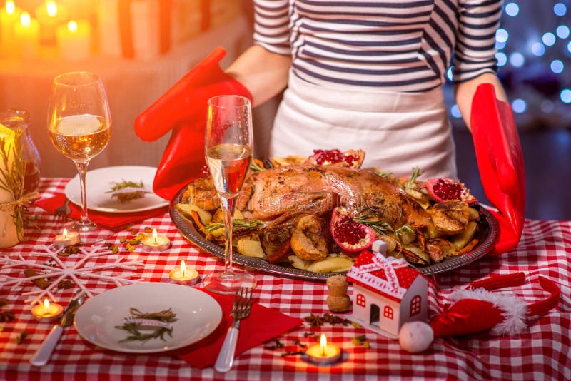 Mujer que se prepara para la cena de la Navidad foto de archivo libre de regalías Mujer que se prepara para la cena de la Navidad foto de archivo libre de regalías