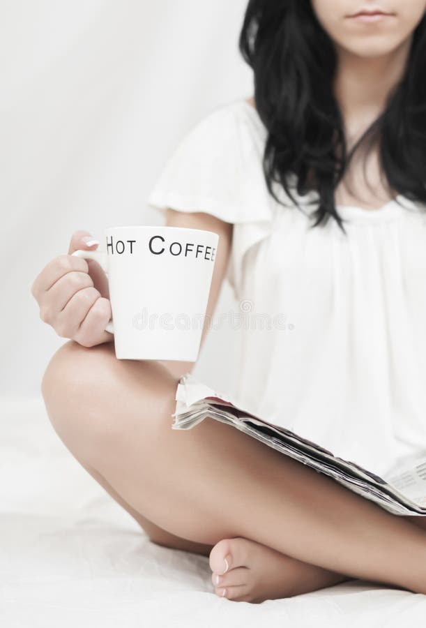 Mujer que se relaja con café y noticias fotografía de archivo Mujer que se relaja con café y noticias fotografía de archivo