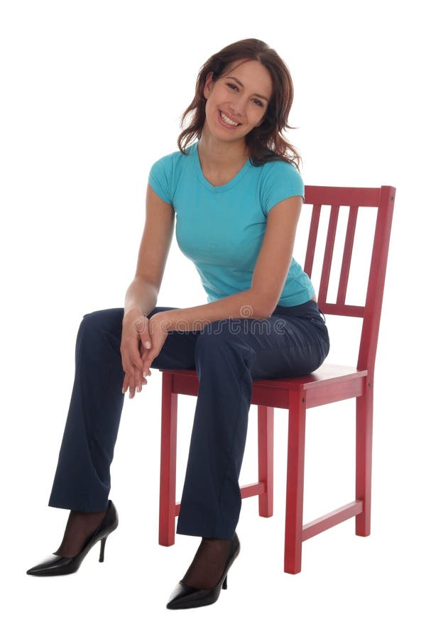Mujer que se sienta en silla imagen de archivo