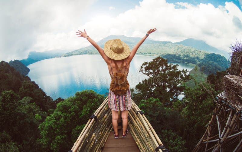 Mujer que siente libremente que viaja el mundo imagen de archivo Mujer que siente libremente que viaja el mundo imagen de archivo
