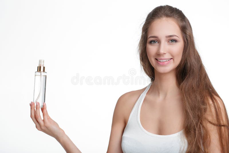 mujer que sostiene la botella de perfume foto de archivo libre de regalías mujer que sostiene la botella de perfume foto de archivo libre de regalías