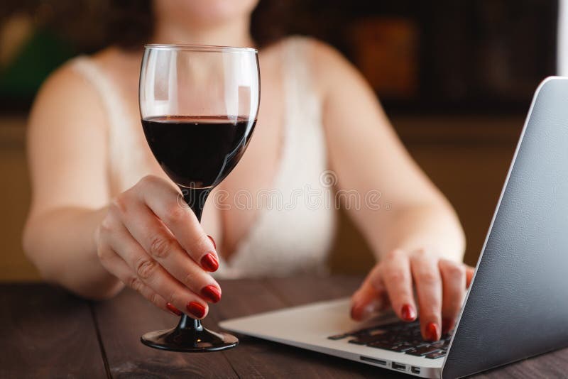 Mujer que sostiene la copa de vino foto de archivo Mujer que sostiene la copa de vino foto de archivo