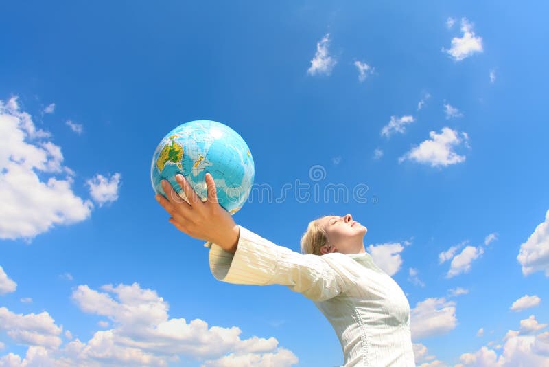 Mujer que sostiene un globo bajo el cielo fotografía de archivo Mujer que sostiene un globo bajo el cielo fotografía de archivo