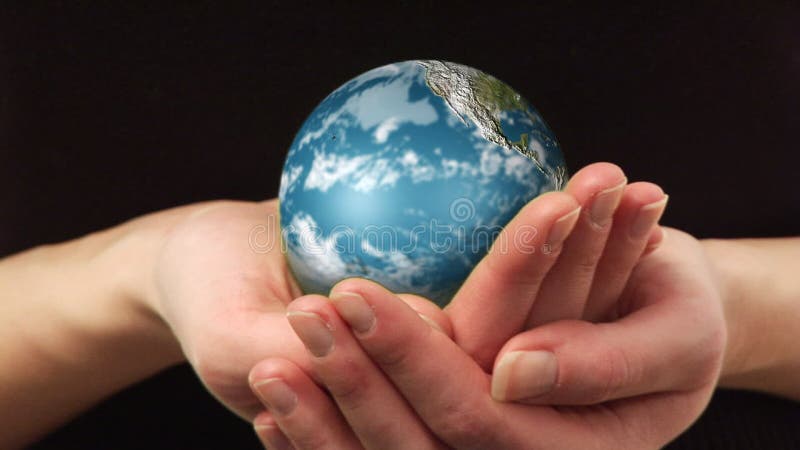 Mujer que sostiene un globo giratorio metrajes