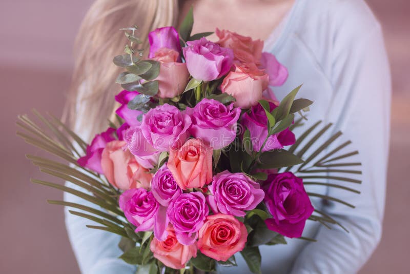 Mujer que sostiene un ramo de rosas rosadas hermosas fotos de archivo Mujer que sostiene un ramo de rosas rosadas hermosas fotos de archivo
