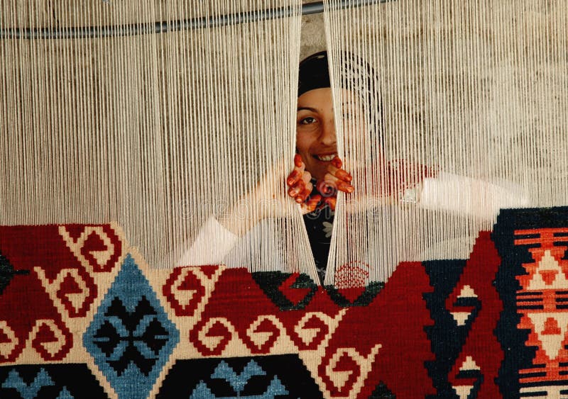 Mujer que teje una alfombra turca tradicional imagen de archivo Mujer que teje una alfombra turca tradicional imagen de archivo