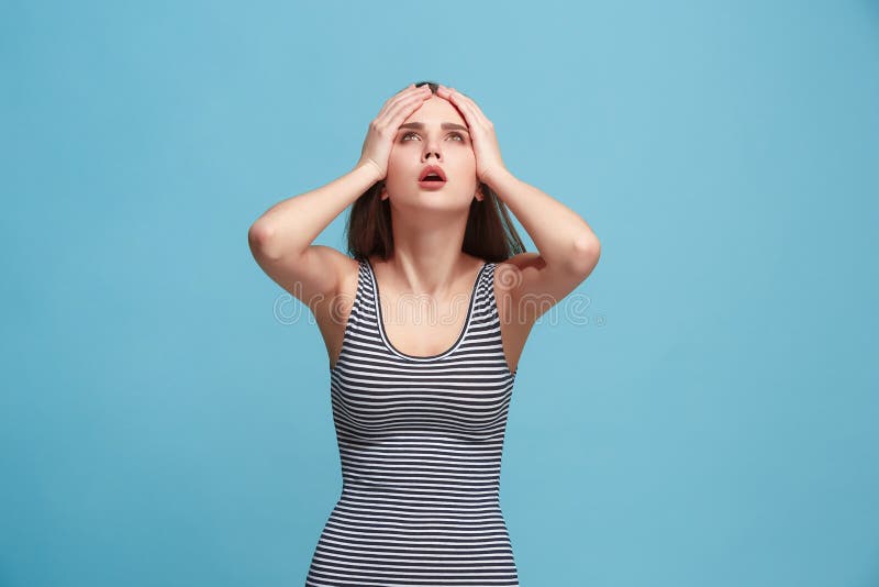Mujer que tiene dolor de cabeza Aislado sobre fondo azul imagen de archivo libre de regalías Mujer que tiene dolor de cabeza Aislado sobre fondo azul imagen de archivo libre de regalías