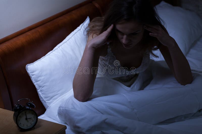 Mujer que tiene problemas con sueño imagenes de archivo Mujer que tiene problemas con sueño imagenes de archivo