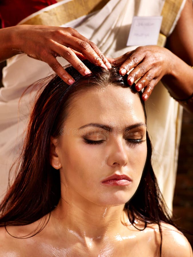 Mujer que tiene tratamiento del balneario del ayurveda fotos de archivo Mujer que tiene tratamiento del balneario del ayurveda fotos de archivo