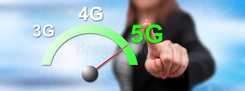 Mujer que toca un concepto 5g imágenes de archivo libres de regalías Mujer que toca un concepto 5g imágenes de archivo libres de regalías