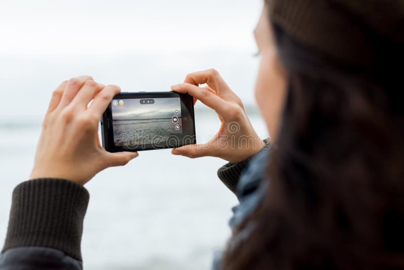 Mujer que toma imágenes con Nokia Lumia 1020 imagen de archivo libre de regalías Mujer que toma imágenes con Nokia Lumia 1020 imagen de archivo libre de regalías