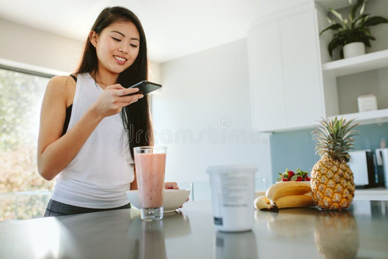 Mujer que toma la imagen de su desayuno nutritivo