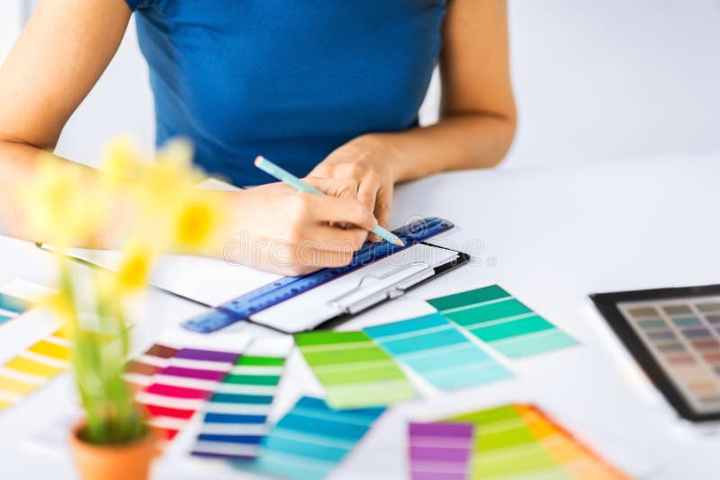 Mujer que trabaja con las muestras del color para la selección imagen de archivo libre de regalías Mujer que trabaja con las muestras del color para la selección imagen de archivo libre de regalías