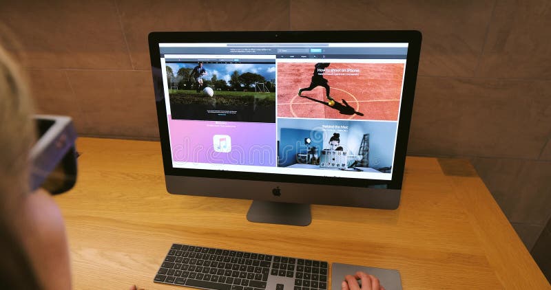 Mujer que trabaja en el último favorable puesto de trabajo profesional de Apple iMac